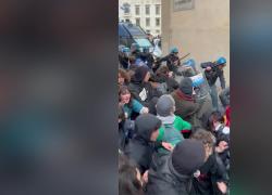 Studenti caricati dalla polizia a Firenze e Pisa, manifestanti nel corteo pro-Palestina presi a manganellate dagli agenti in tenuta antisommossa - VIDEO choc