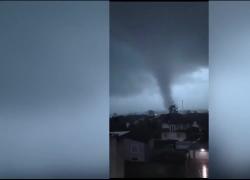 Tromba d'aria vicino Milano, a Gorgonzola tetti scoperchiati e piante divelte: 110 interventi di soccorso - VIDEO