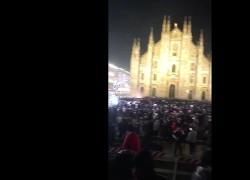 Stranieri urlano “Vaffan*** Italia" e "Polizia di mer***", cori e grida  durante i festeggiamenti di Capodanno in piazza Duomo a Milano - VIDEO
