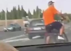 Roma, ciclista perde le staffe in mezzo al traffico e spacca lo specchietto di un auto, poi scappa - VIDEO