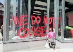 New York, “vandali patetici” contro Musk, attivisti climatici imbrattano concessionaria Tesla a Manhattan: “0 tolleranza per atti come questi” - VIDEO