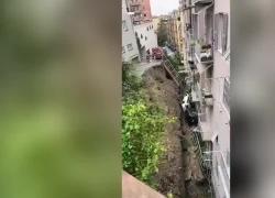 Genova, frana a Castelletto, muraglione di un parcheggio crolla sui palazzi, auto e moto inghiottite dalla terra - VIDEO