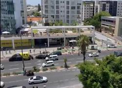 Attentato a Tel Aviv, auto sulla folla ferisce 10 persone: l'assalitore Hassim Haliala ucciso da un civile a colpi di pistola - VIDEO