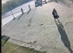 Mantova, il VIDEO del 56enne travestito da madre mentre si reca a ritirare la pensione, riconosciuto da collo, mani e voce maschile