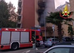 Cornaredo (MI), incendio in condominio di 4 piani, 3 morti: padre e madre di 88 e 85 anni e figlio 45enne; evacuati 40 inquilini, 8 feriti - VIDEO