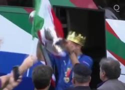Azzurri atterrano a Roma e portano la coppa a casa: IL VIDEO