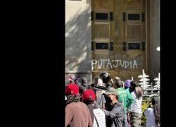 Città del Messico, maxi protesta GenZ contro corruzione e cartelli droga, scritta "Put*ana ebrea" contro Sheinbaum, 20 arresti - VIDEO