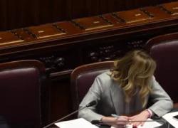 Meloni si copre la testa con la giacca in aula in replica a Bonelli: “Ha lo sguardo inquietante” - VIDEO