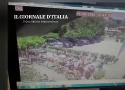 Forte dei Marmi, incidente per auto fuori controllo che sfonda il Bagno Piero - Video dell'impatto
