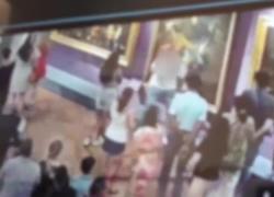 Uffizi di Firenze, turista italiano prova a farsi un selfie ma inciampa e danneggia quadro, buco sul Ferdinando dei Medici del 1712 - VIDEO