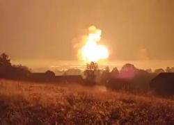 100 droni da Kiev contro deposito munizioni russo a 500 km di distanza, le esplosioni attivano i sismografi, Zelensky: "Pronti a vittoria" - VIDEO