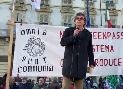 Manifestazione no green pass oggi a Torino, l'intervento di Ugo Mattei in Piazza Castello