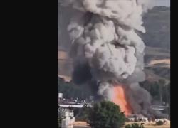 Spagna, esplosioni e incendio in fabbrica di batterie al litio, nube tossica sopra lo stabilimento, evacuati i comuni limitrofi - VIDEO