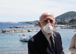 Mascherine all'aperto, De Luca fa per conto suo e allunga obbligo in Campania