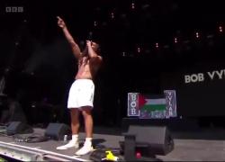 Gaza, cantante Bob Vylan sul palco di West Holts al festival di Glastonbury contro Israele: “Palestina libera, morte all’Idf” – VIDEO