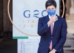 Obbligo vaccinale, Speranza getta la maschera: "Valuteremo la necessità"
