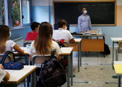 Insegnanti non vaccinati e sospesi per obbligo vaccinale, giudice riconosce: "Vanno risarciti"