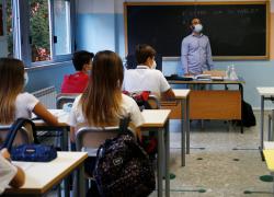 Obbligo vaccinale per docenti e Forze dell'Ordine da oggi: cosa cambia