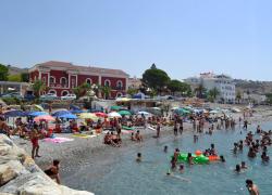 Spagna, a Vigo 750 euro di multa per chi fa pipì in mare: restrizioni anche in altre parti del Paese