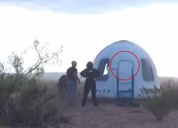 Lancio Blue Origin "è falso, creato in una finta agenzia spaziale, la prova nella gaffe della porta aperta dall'interno e richiusa frettolosamente", la teoria che spopola sul web - VIDEO