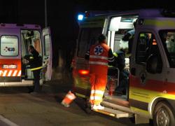 Reggio Emilia, 32enne italiano scende dalla sua auto, travolto e ucciso da un tir ancora in fuga sull'A1: aperta indagine
