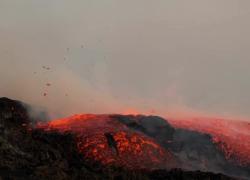 Etna, nuova bocca effusiva sul fianco del Cratere di Sud-Est a 3200m, esplosioni a bolla e flusso lavico fuoriescono dal vulcano - VIDEO