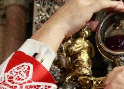 Napoli, il miracolo di San Gennaro si è ripetuto, il sangue si è sciolto: "La città continua a sperare"