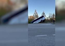 Pordenone, bus con a bordo 20 studenti si scontra con auto e finisce in un fosso: due feriti gravi, portati in ospedale in elisoccorso - VIDEO