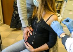 Vaccino Pfizer per virus sinciziale neonati, scienziati lanciano l'allarme: rischio di morte infantile e nascita pre-tempo - Lo studio