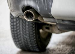 Auto, dietrofront dell'Ue: niente stop a motori diesel e benzina nel 2035, ammessi veicoli ibridi, continua spinta per l'elettrico