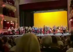 Beatrice Venezi contestata a Nizza al concerto di Capodanno: "Niente fascisti all'opera", ma il pubblico fischia i contestatori - VIDEO