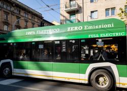Atm, a Milano disservizi su tutta la rete, 76 corse di bus e tram tagliate su 130 totali, mancano 370 conducenti. E Sala mette il blocco alle auto