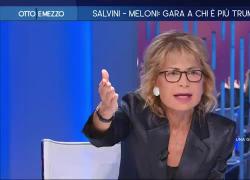 Salvini regala un Bacio Perugina a Lilli Gruber: "Oggi è la giornata mondiale della gentilezza" - VIDEO