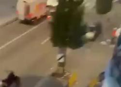 Attentatore Bruxelles carica il kalashnikov e lo prova contro un'auto: gli istanti prima della sparatoria - VIDEO