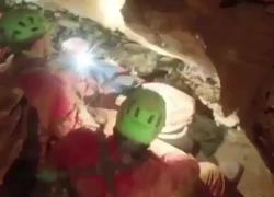Speleologa Ottavia Piana raggiunta da 20 soccorritori a 585m di profondità, portata in barella tra i cunicoli - VIDEO