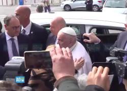 Papa Francesco abbraccia una coppia in lutto fuori dal Gemelli: hanno appena perso figlia di 5 anni - VIDEO