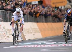 Pogacar cade e trionfa, sua per la prima volta la Milano-Sanremo