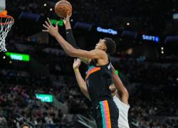 Ottava vittoria di fila degli Spurs, Bucks fuori dalla post-season
