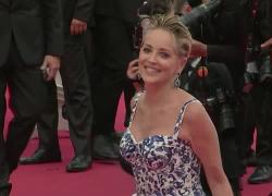 Sharon Stone Cannes 2022, la gonna si stacca dal vestito: video