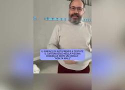 Sindaco di Asti Maurizio Rasero dà una testata al cartongesso che si è staccato dalla piscina: "Non fa male" - VIDEO