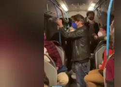 Samuele Bersani torna dal concerto in bus, i fan cantano Spaccacuore: VIDEO