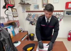 Micidiali penne pistola in elegante astuccio rosso ritrovate dai carabinieri di Napoli a casa di un 27enne assieme a droga e armi tradizionali  -VIDEO