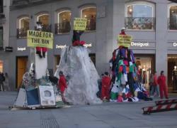 Black Friday, la protesta di Greenpeace contro il 'Venerdì Nero': "Fatto per essere buttato"  