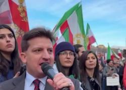 Iran, manifestazione a Roma dei nostalgici dei Pahlavi. &ldquo;La Repubblica islamica ha i giorni contati&rdquo; secondo Brambilla di Carpiano &ndash; VIDEO 