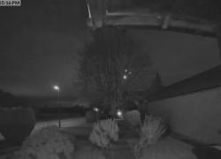 Inghilterra, ufo triangolare ripreso da una telecamera di sicurezza, ennesimo avvistamento nei cieli - VIDEO