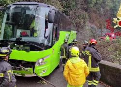 Flixbus incastrato in una stradina del comasco dopo aver sbagliato percorso, "difficilissimo liberarlo, carreggiata a rischio crollo" - VIDEO