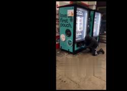Vienna, migranti africani fanno esplodere un distributore automatico in stazione per rubare l'incasso e i prodotti - VIDEO