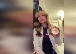 Olimpiadi Milano Cortina 2026, rotte medaglie di Breezy Johnson, Alysa Liu e Lucia Dalmasso, difetto nel laccio a cui si aggancia disco - VIDEO