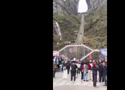 Cina, SUV elettrico Chery Fengyun X3L sfida scalinata Tianmen ma scivola giù e travolge ringhiere, campagna promozionale flop - VIDEO