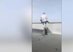 Giugliano, tenta suicidio dal sesto piano del comune, lo salvano i carabinieri distraendolo col cellulare - VIDEO